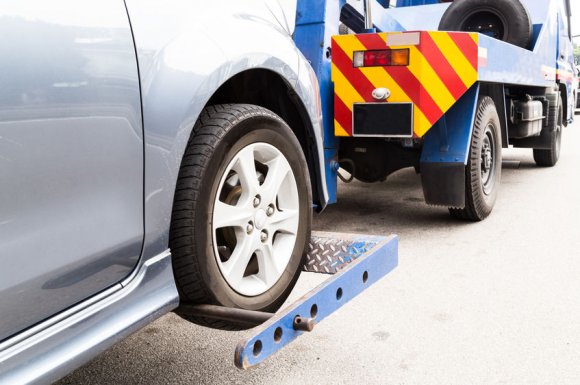 Intervention d'une dépanneuse pour accident de poids lourds à Saint-Quentin-Fallavier