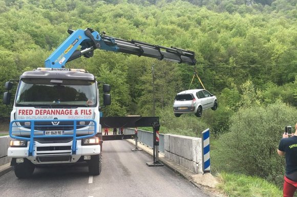 Entreprise de relevage pour une voiture tombée dans un fossé Meyzieu