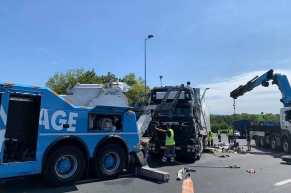 Professionnel pour le relevage d'un camion accidenté sur l'autoroute Meyzieu