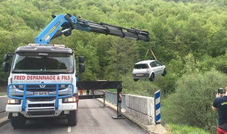 Entreprise de relevage pour une voiture tombée dans un fossé Meyzieu