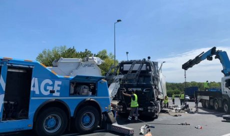 Professionnel pour le relevage d'un camion accidenté sur l'autoroute Meyzieu