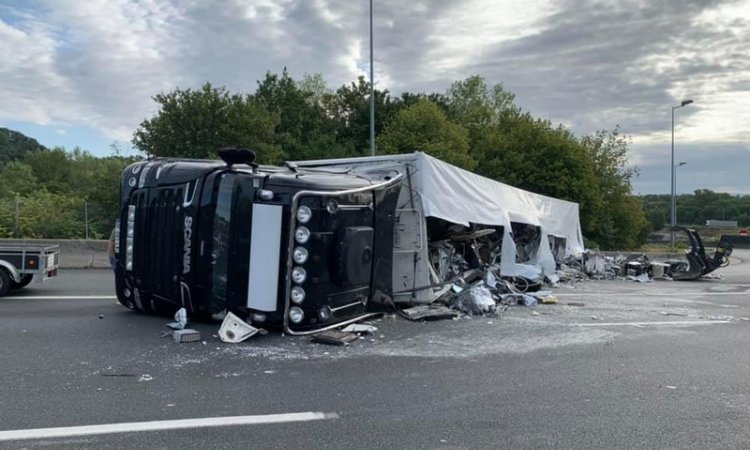 Relevage camion accidenté et nettoyage autoroute Meyzieu