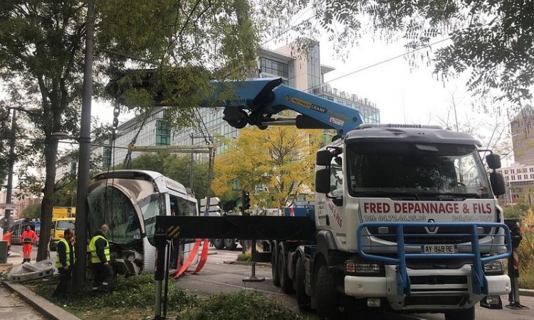 Relevage de tram accidenté Meyzieu